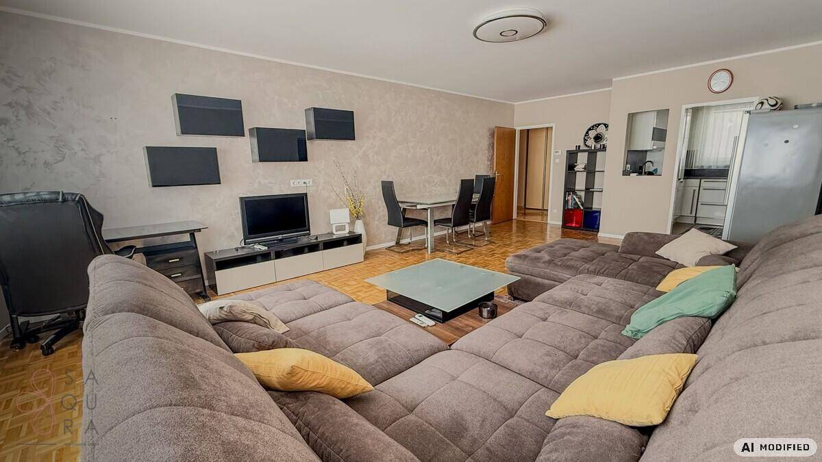 Geräumiger Wohn- und Essbereich mit großem Ecksofa und Blick zur Küche, hell und funktional.