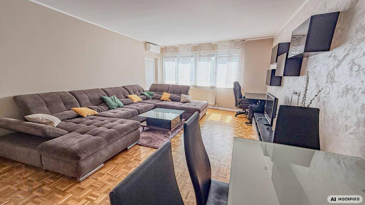 Heller Wohn- und Essbereich mit großem Ecksofa, Parkettboden und modernem Dekor.