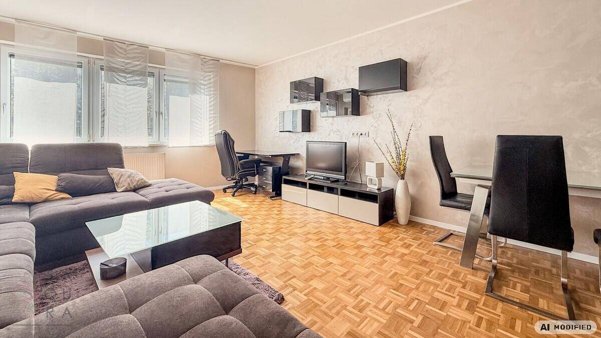 Heller Wohnbereich mit Parkettboden, großem Fenster und Essbereich, modern eingerichtet.