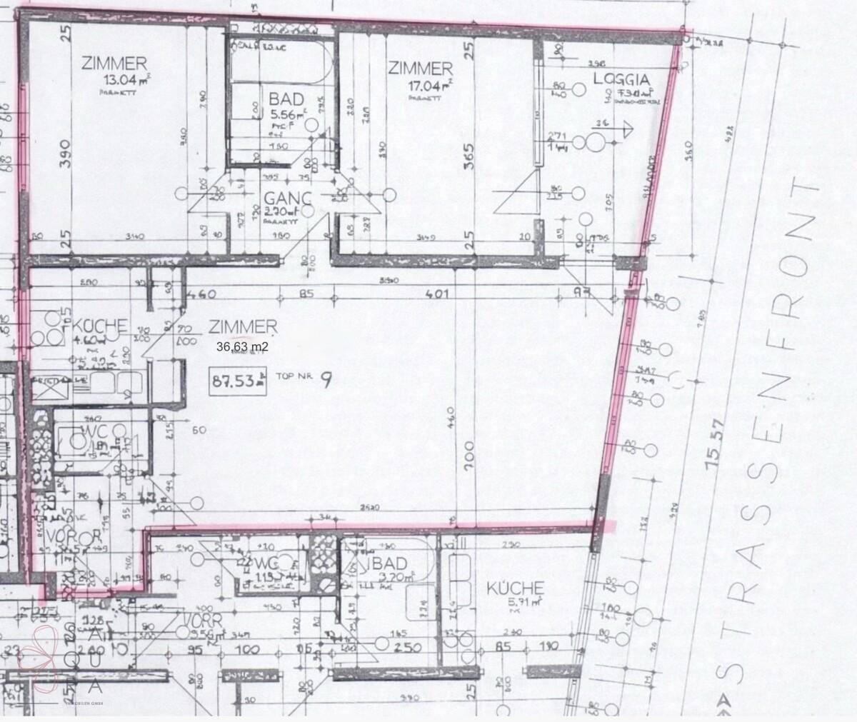 Grundrissplan mit Zimmeraufteilung, Loggia und Straßenfront, detaillierte Ansicht.