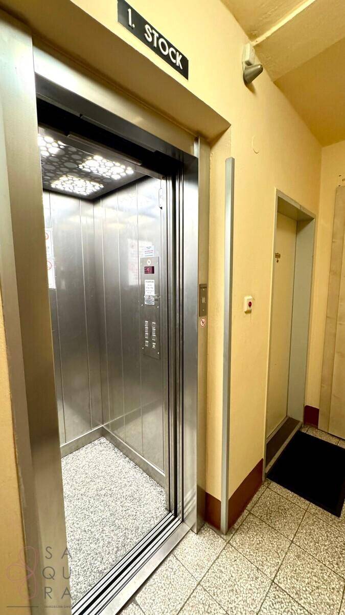 Moderner Aufzug im ersten Stock eines Gebäudes, bereit für den Transport der Bewohner.