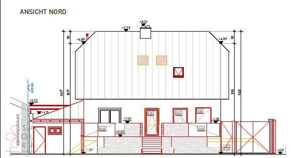 Nordansicht des Hauses mit Eingangsbereich, Fenstern und Dachform.
