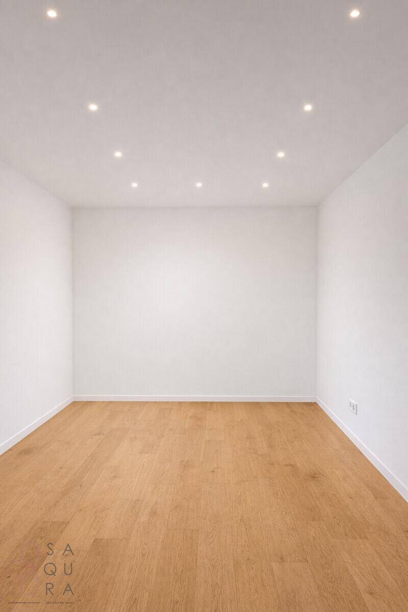 Heller, leerer Raum mit Holzboden und weißen Wänden, bereit für individuelle Gestaltung.
