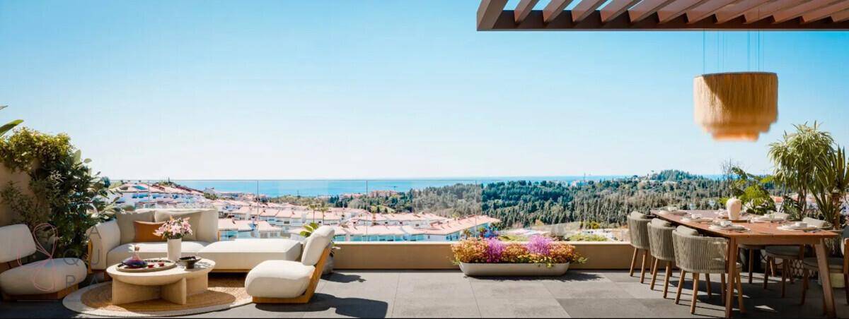 Große Dachterrasse mit Meerblick, Essbereich und Lounge-Möbeln unter einer Holzpergola.