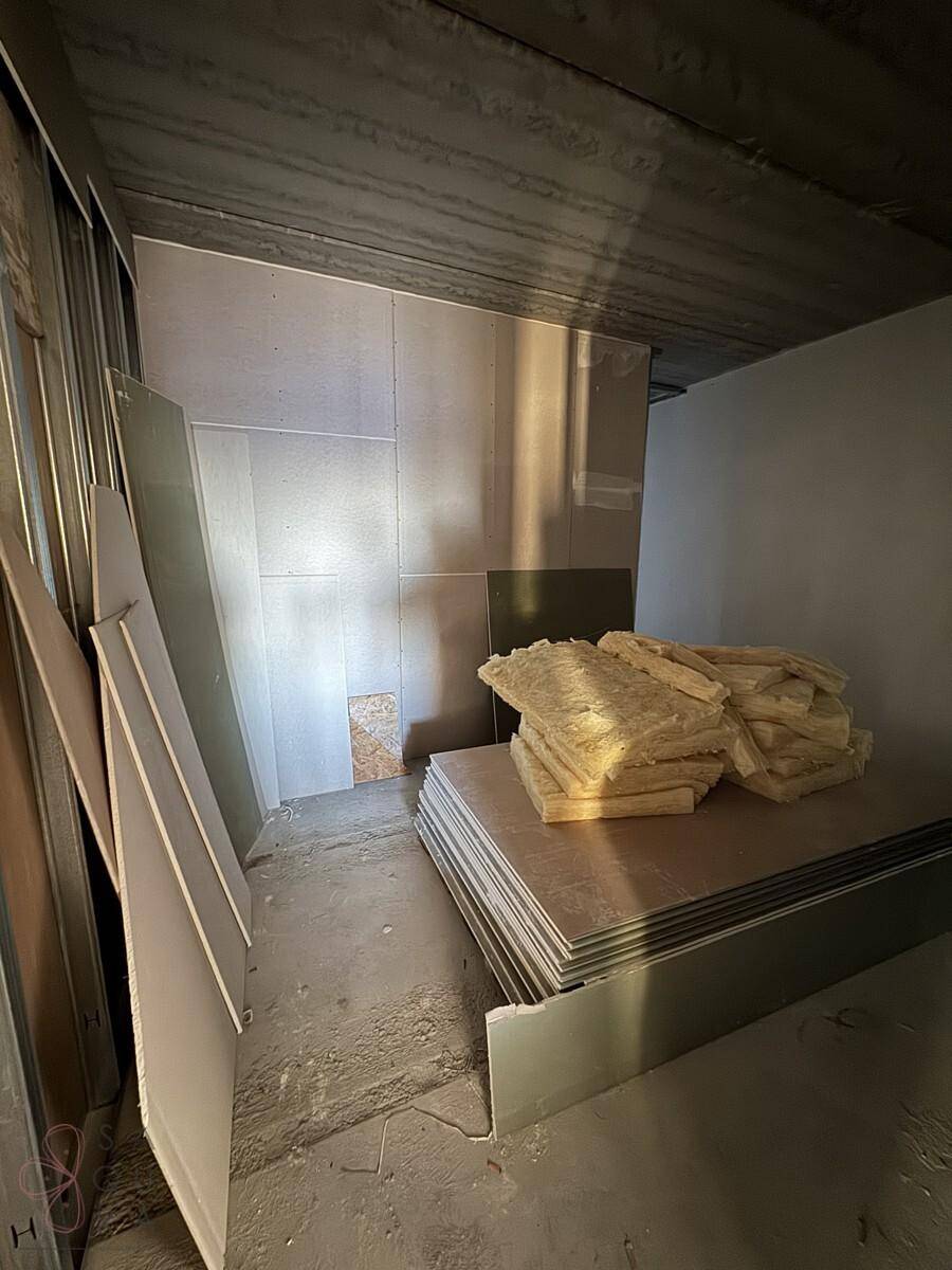Kleiner Raum im Bau mit Trockenbauwänden und Isolationsmaterialien, bereit für den Ausbau.
