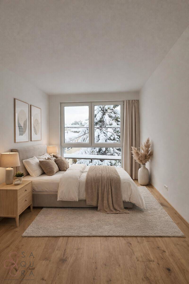 Helles Schlafzimmer mit Doppelbett, Holzboden und großem Fenster mit Blick auf eine Winterlandschaft.