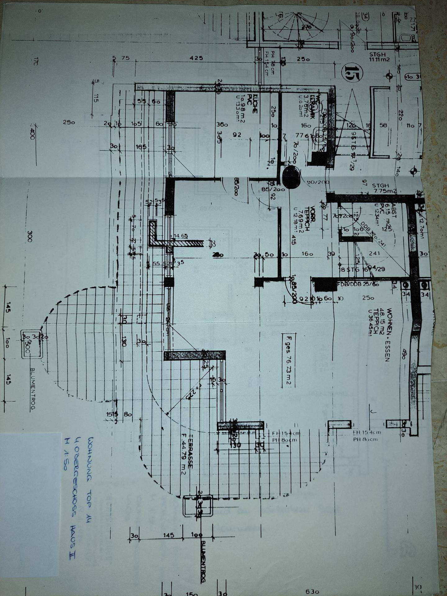 Detaillierter Grundriss der Wohnung mit Raumaufteilung und Terrassenbereich.