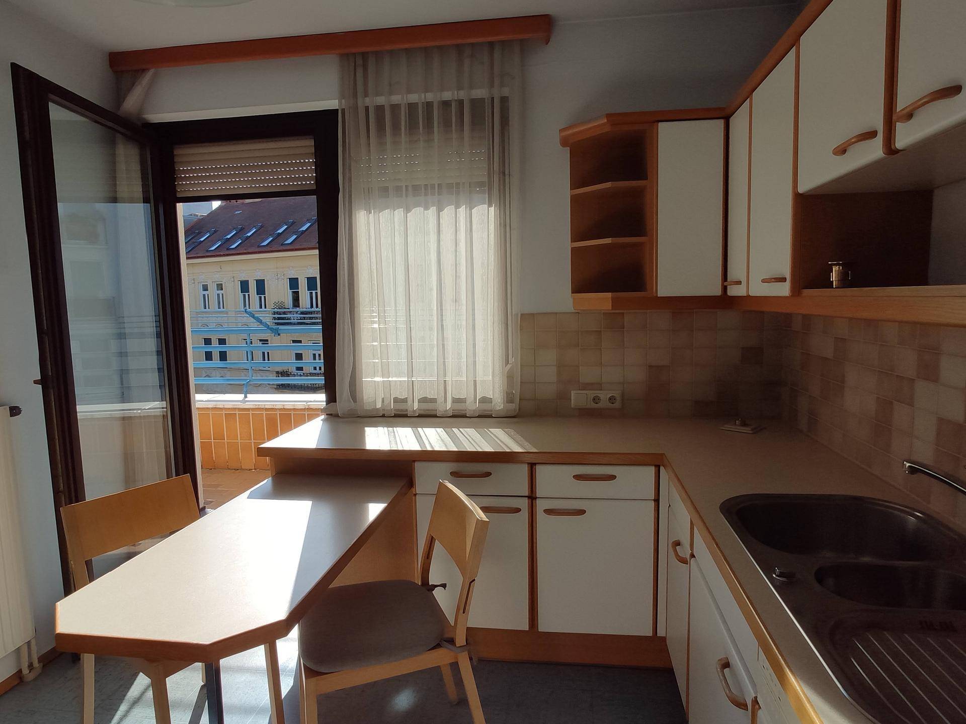 Helle Küche mit Essbereich und direktem Zugang zur Terrasse, ideal für Mahlzeiten im Freien.