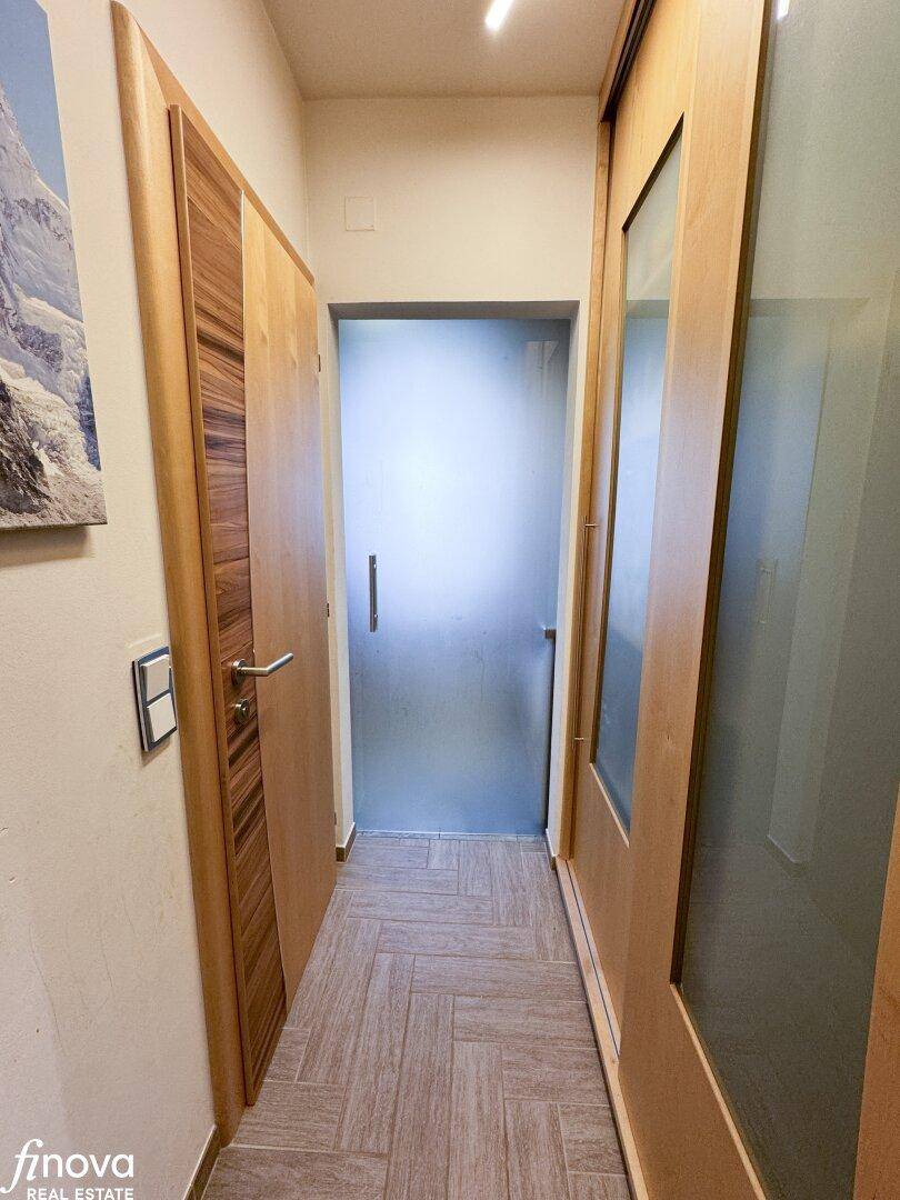 Heller Flur mit Holztüren und Milchglastür, schafft eine freundliche Atmosphäre.