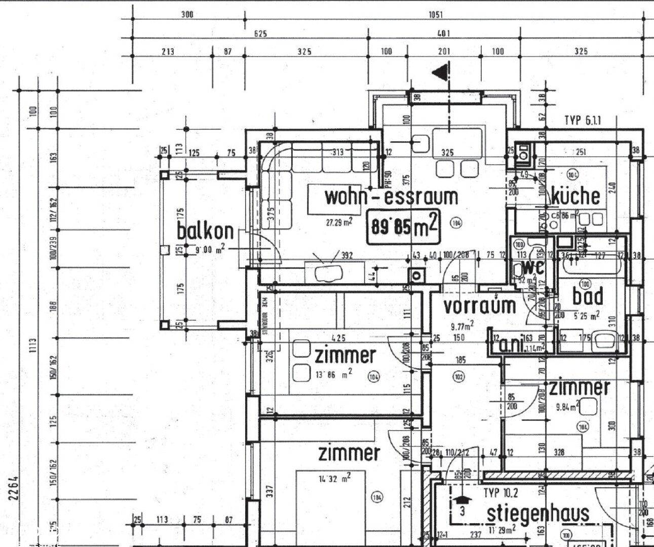 Detaillierter Grundriss mit Wohn-Essraum, Küche, mehreren Zimmern und Balkon.