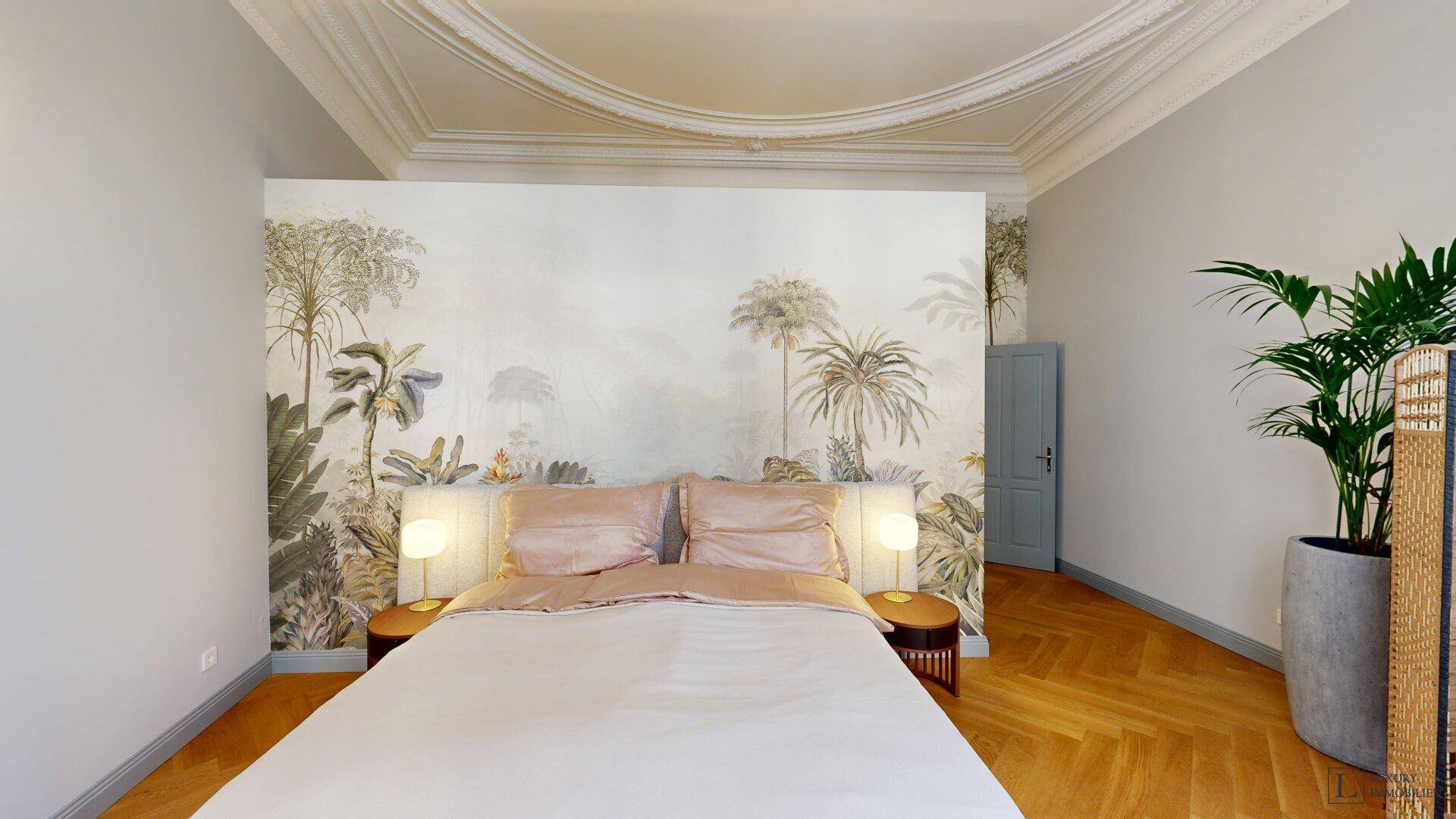 Schlafzimmer mit tropischer Tapete, Stuckdecke und Fischgrätparkett.