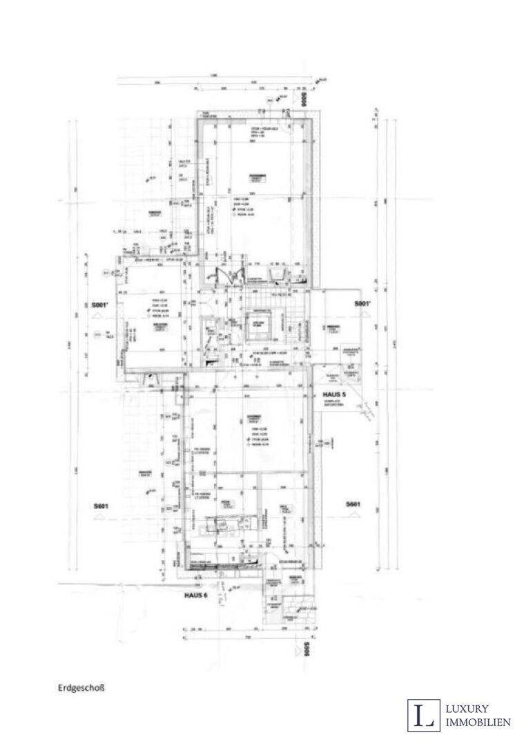 Grundriss des Erdgeschosses mit detaillierter Raumaufteilung und Maßen.