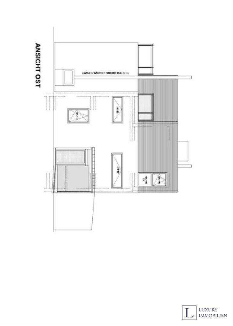 Ostansicht des Gebäudes mit Fenster- und Fassadendetails.