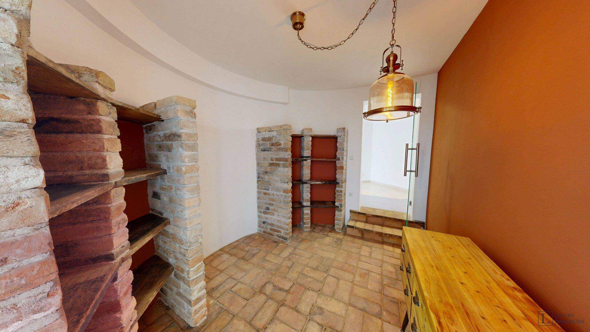 Rustikaler Raum mit Ziegelregalen, Terrakottaboden und warmen Wandfarben, ideal als Weinkeller.