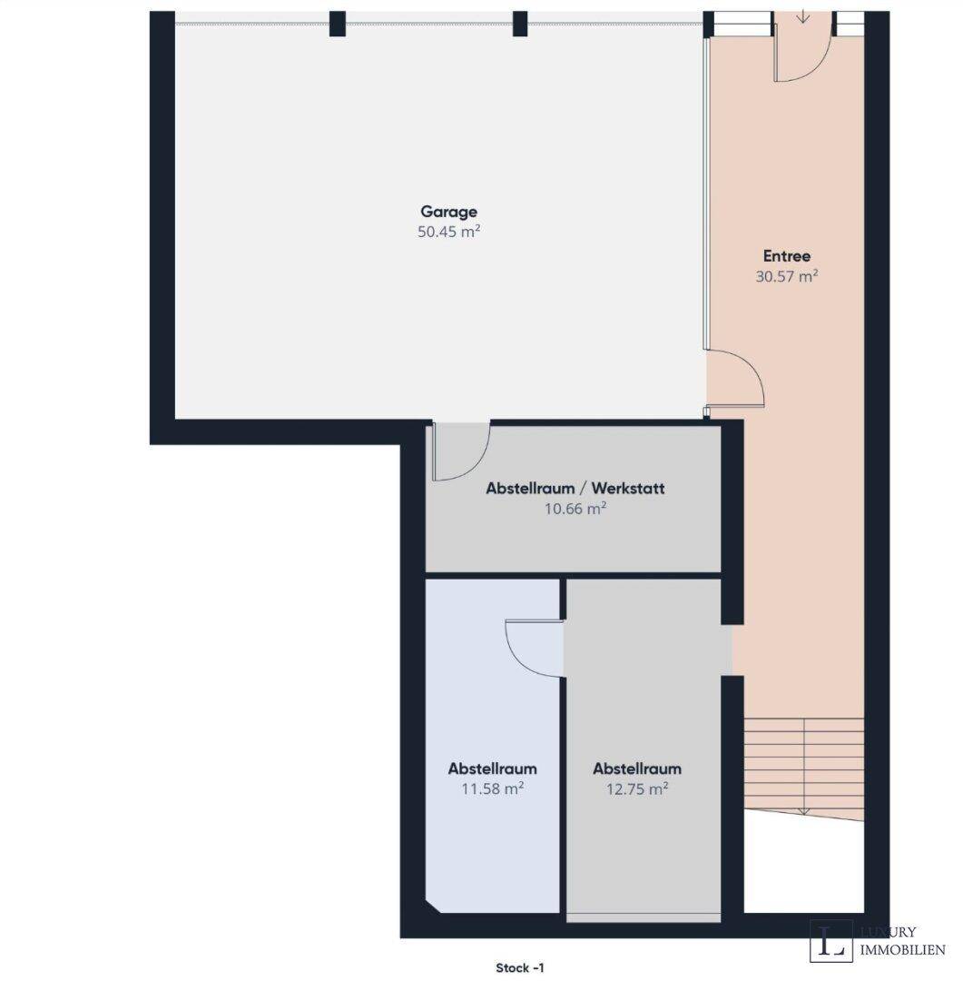 Grundriss des Untergeschosses mit Garage, Eingangsbereich und mehreren praktischen Abstellräumen.