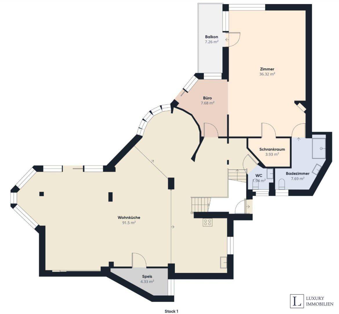 Grundriss des ersten Obergeschosses mit offener Wohnküche, Büro, Balkon und Speisekammer.