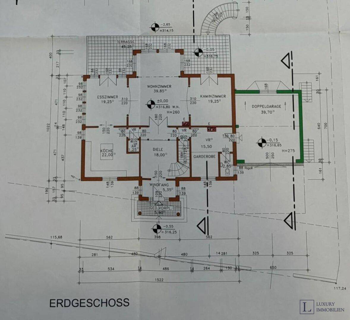 Grundriss des Erdgeschosses mit Wohnzimmer, Esszimmer, Küche und Doppelgarage.