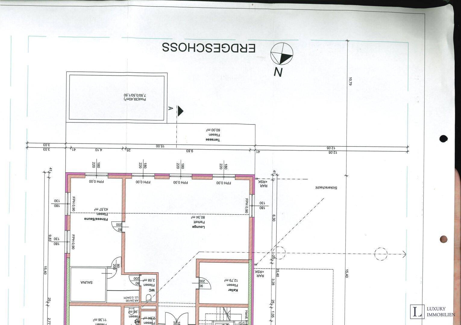 Grundriss des Erdgeschosses mit Sauna, Fitnessraum, Lounge und Außenpoolbereich.
