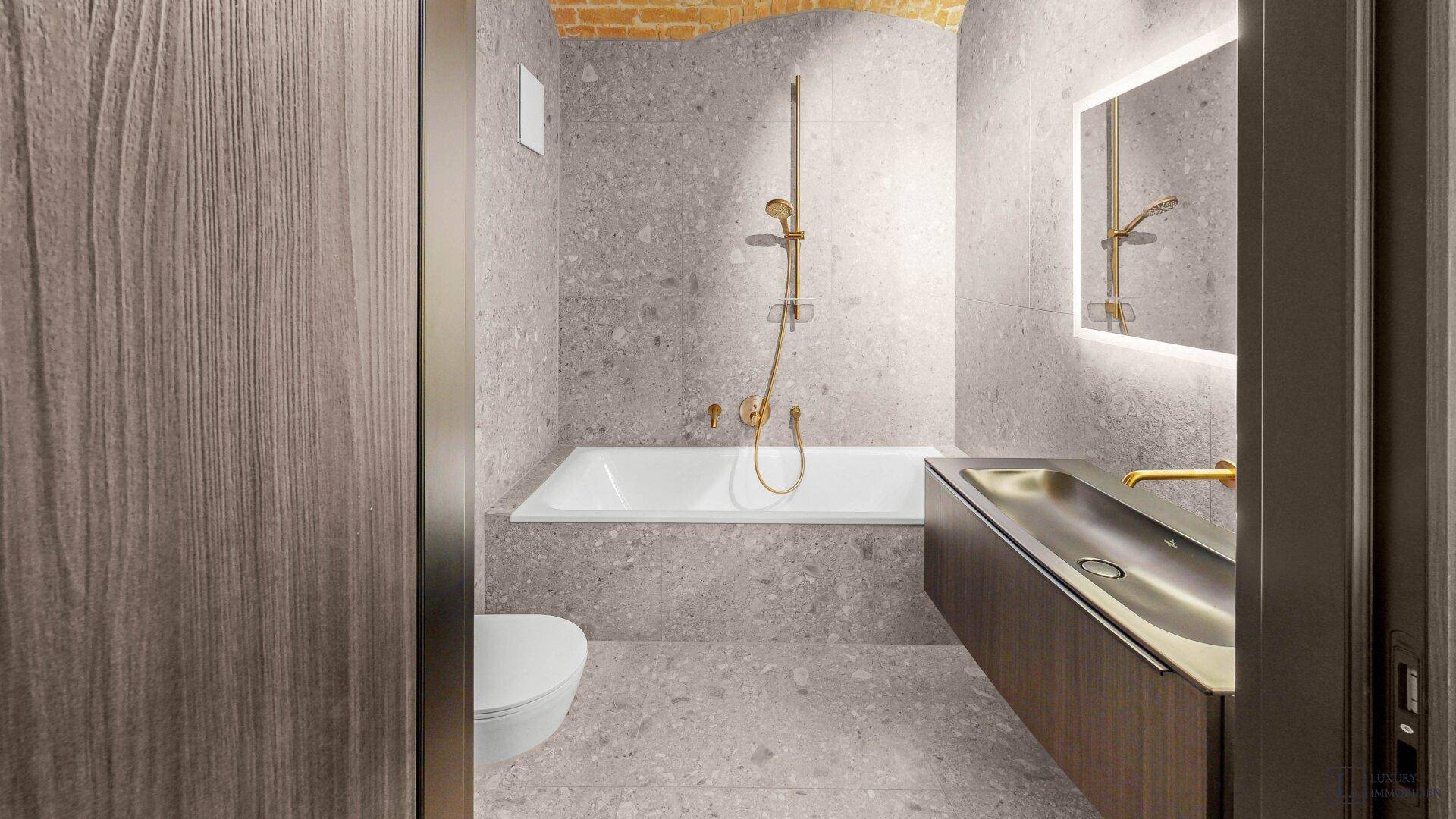 Elegantes Badezimmer mit Badewanne, modernen Armaturen und schwebendem Waschtisch.
