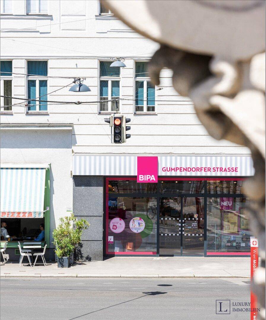 Straßenansicht mit einem BIPA-Geschäft und der Fassade eines städtischen Gebäudes.