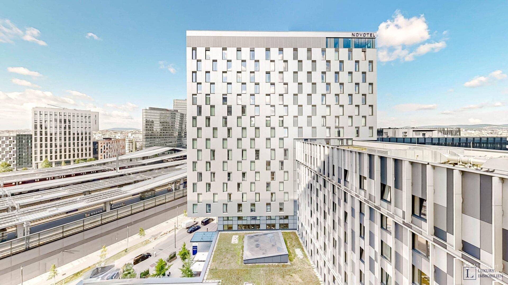 Moderne Gebäudefassade mit markanter Fensteranordnung in urbaner Umgebung.