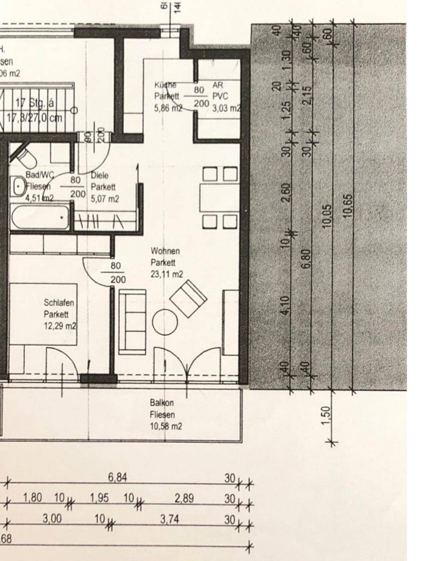 Detaillierter Grundriss einer Wohnung mit Wohnzimmer, Schlafzimmer, Küche und Balkon.