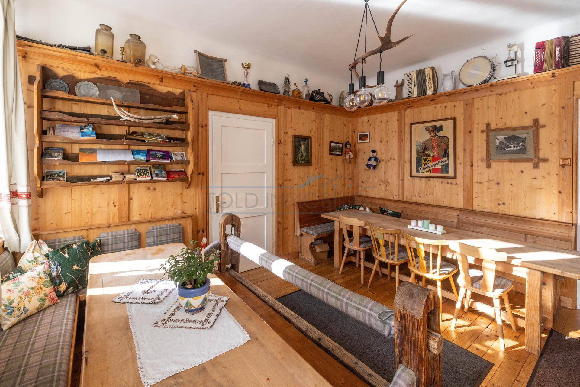 Gemütlicher Essbereich im traditionellen Stil mit Holztäfelung, eingebauten Bänken und rustikalen Holztischen.