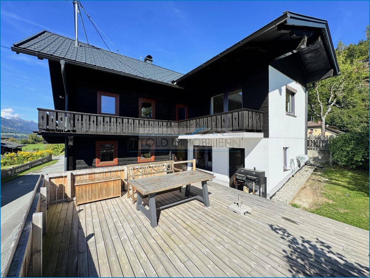 Terrasse und Hausansicht