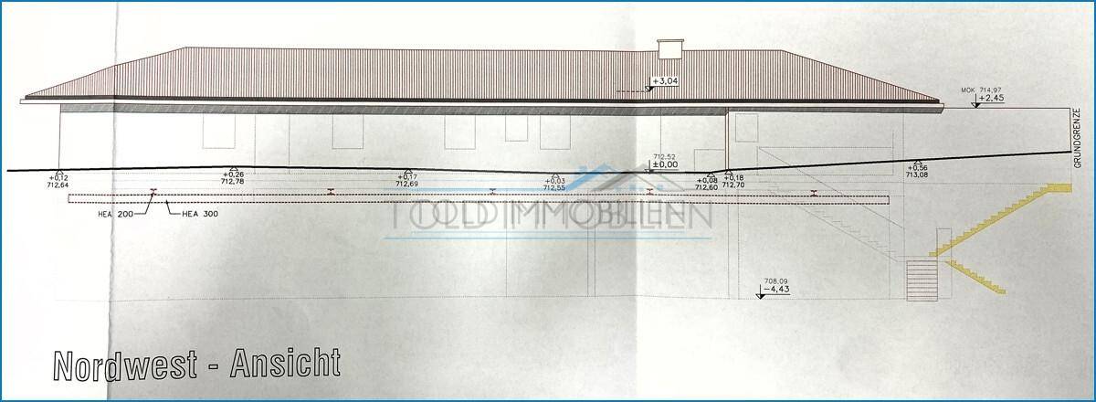 Nordwest-Ansicht des Gebäudes mit der langen Fassadenseite und Dachlinie.