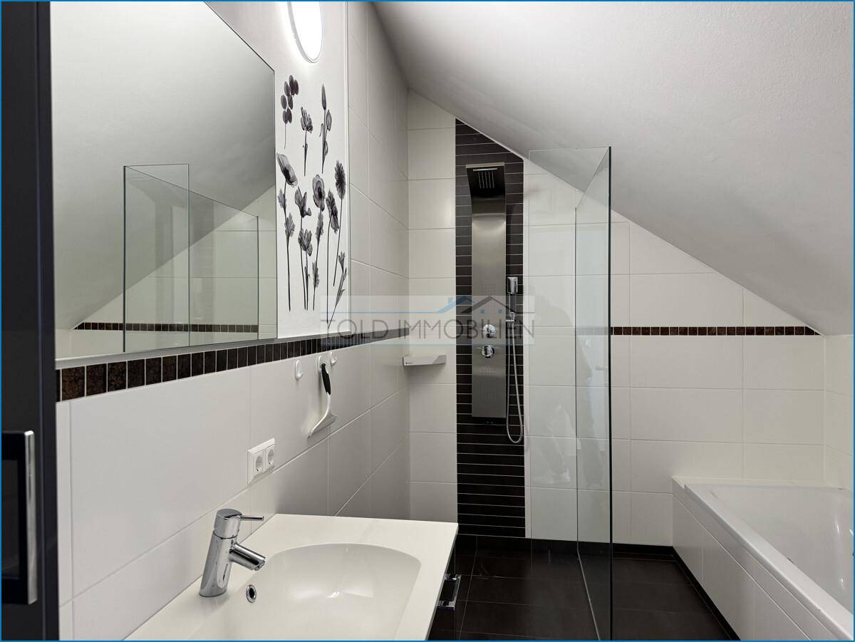 Badezimmer mit Dusche und Wanne