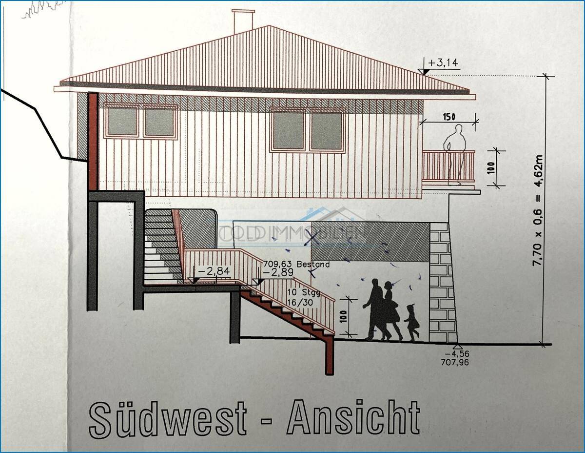 Südwest-Ansicht des Gebäudes mit Außentreppe, Balkon und Darstellung der Hanglage.