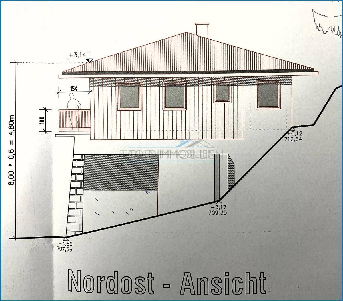 Nordost-Ansicht des Gebäudes mit Balkon und Darstellung der Hanglage des Grundstücks.