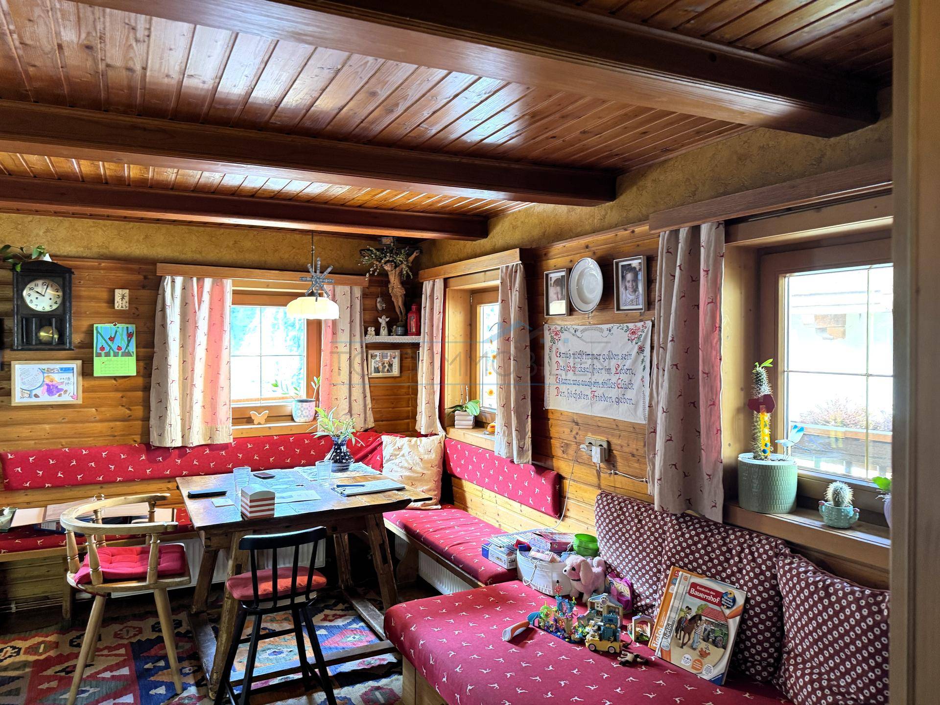 Gemütlicher Essbereich im alpinen Stil mit Holztäfelung und traditionellen Sitzbänken.