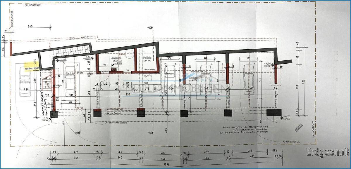 Grundriss des Erdgeschosses mit mehreren Garagenplätzen und Zugang zum Treppenhaus.