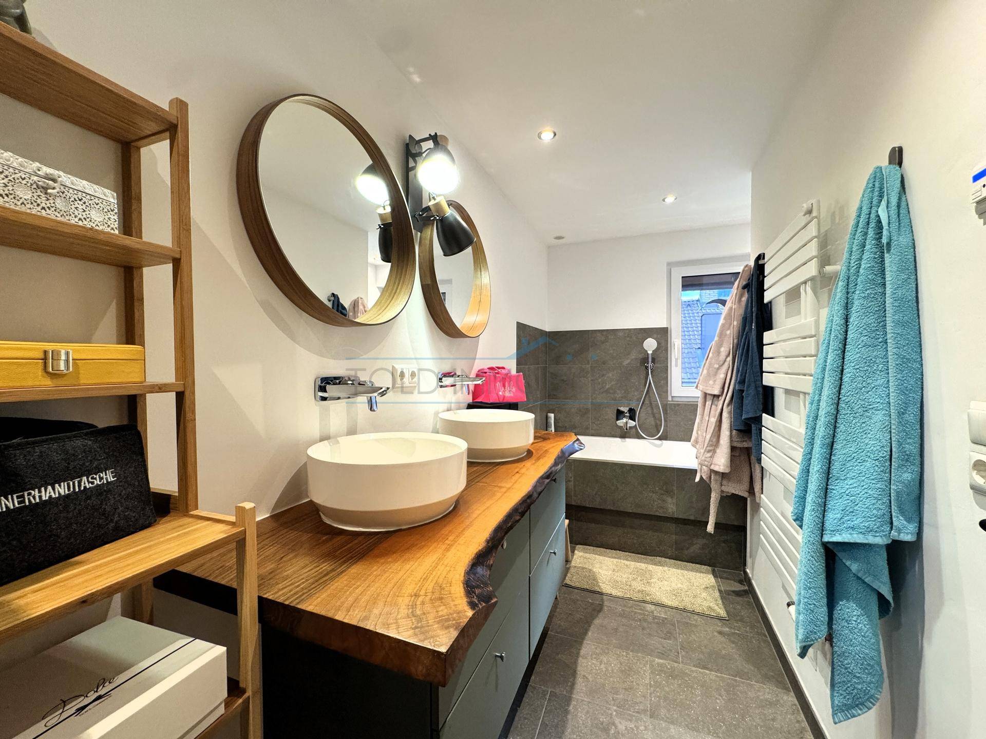 9 - Bad im OG mit Wanne