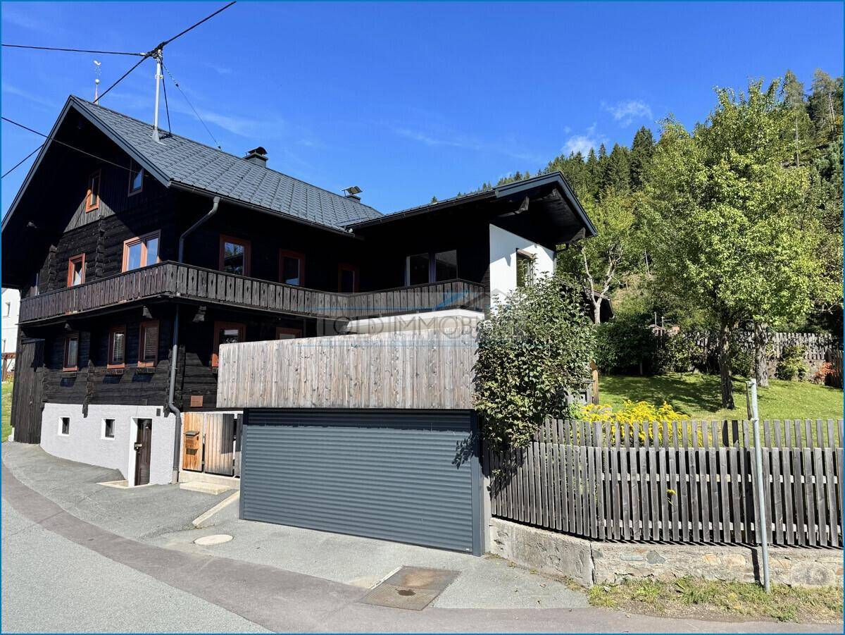 Doppelgarage mit darüberliegender Terrasse