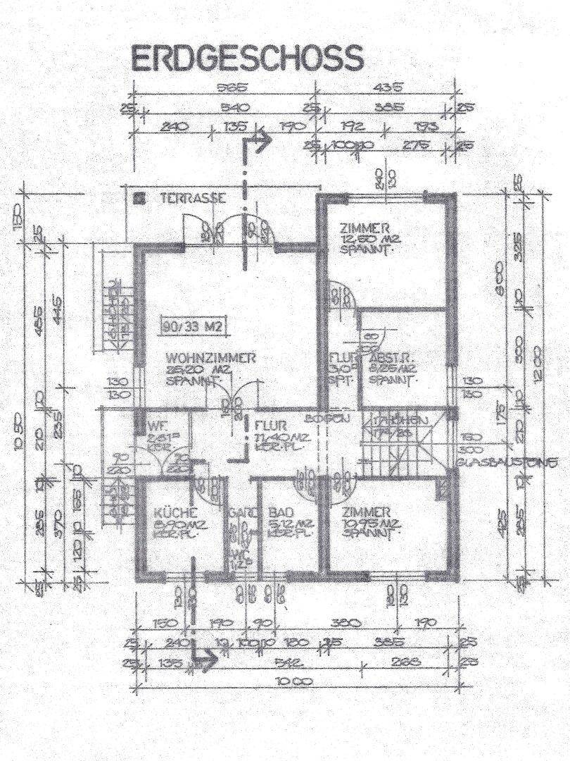 Grundriss des Erdgeschosses mit Wohnzimmer, Küche, Bad und Terrasse.