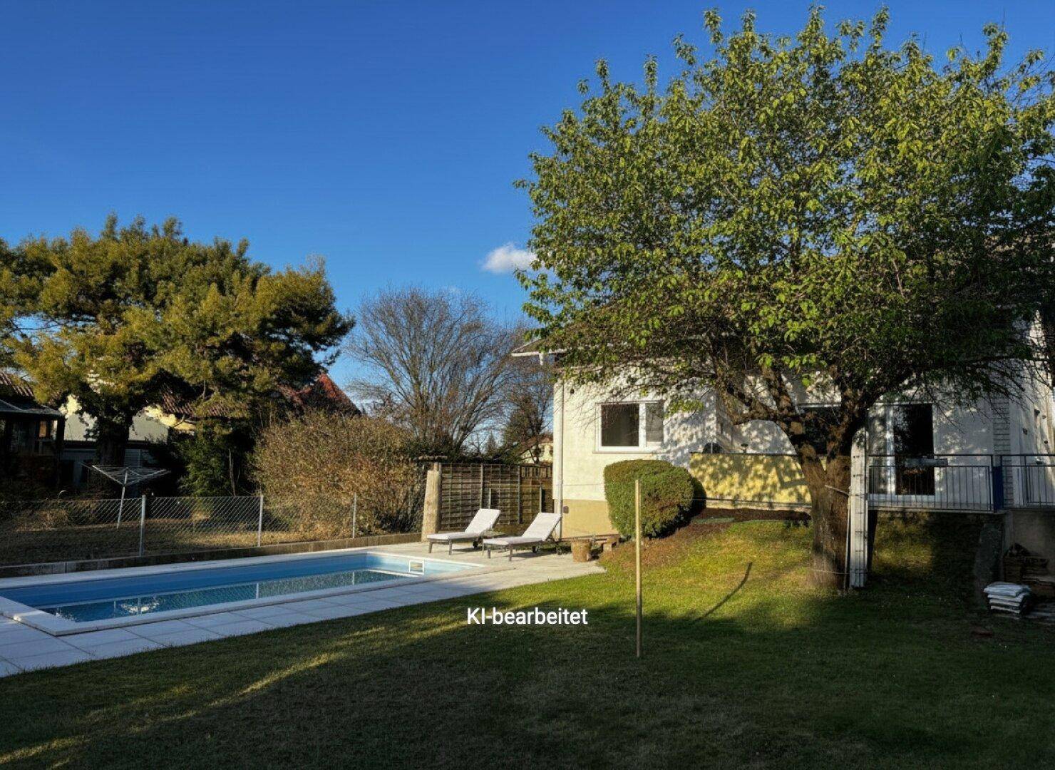 Großer Garten mit Swimmingpool und altem Baumbestand, ideal für Entspannung im Freien.