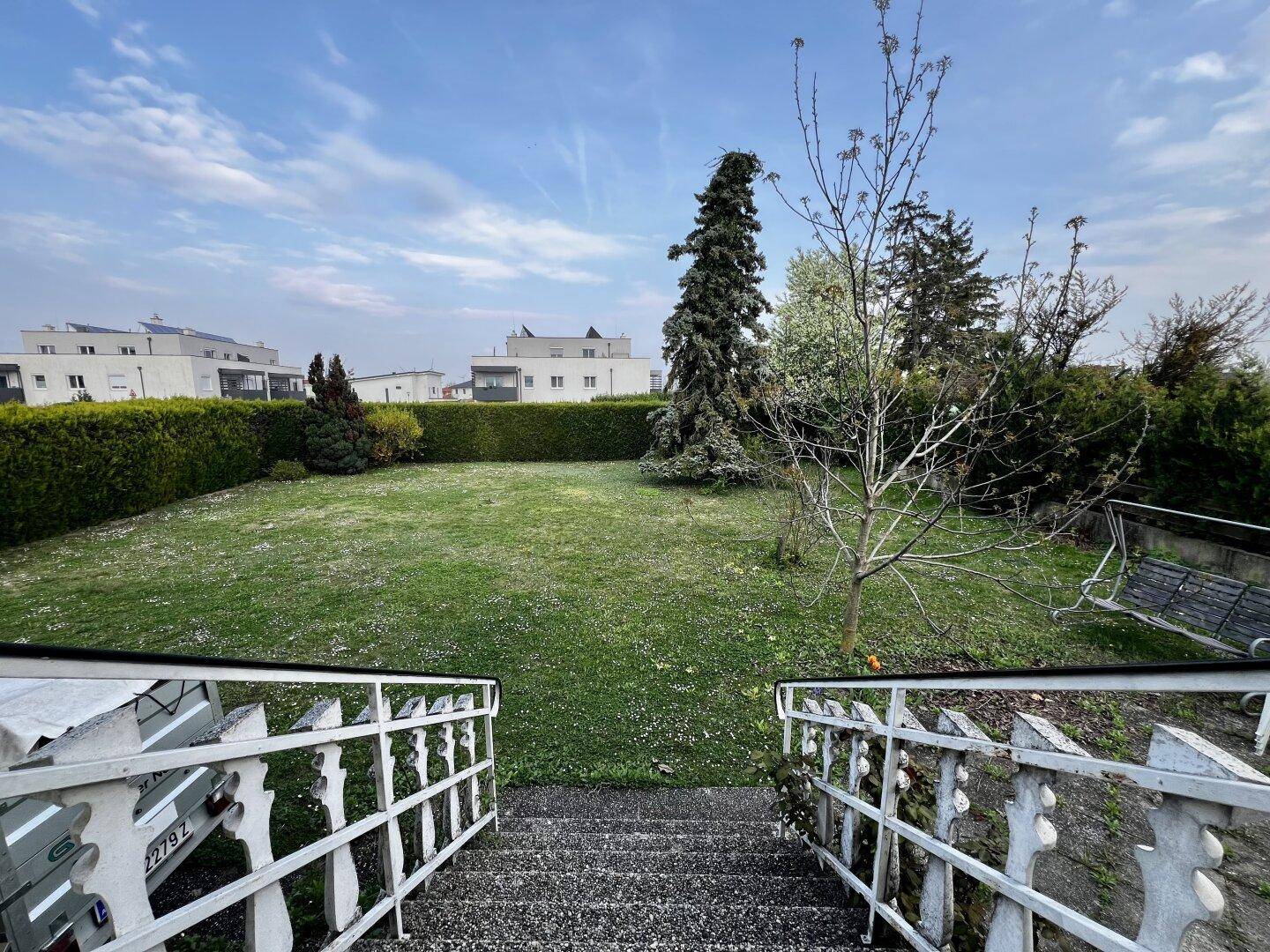 Einfamilienhaus mit großzügigem Dach-Ausbaupotenzial, großem Garten und Garage - Ansicht 3