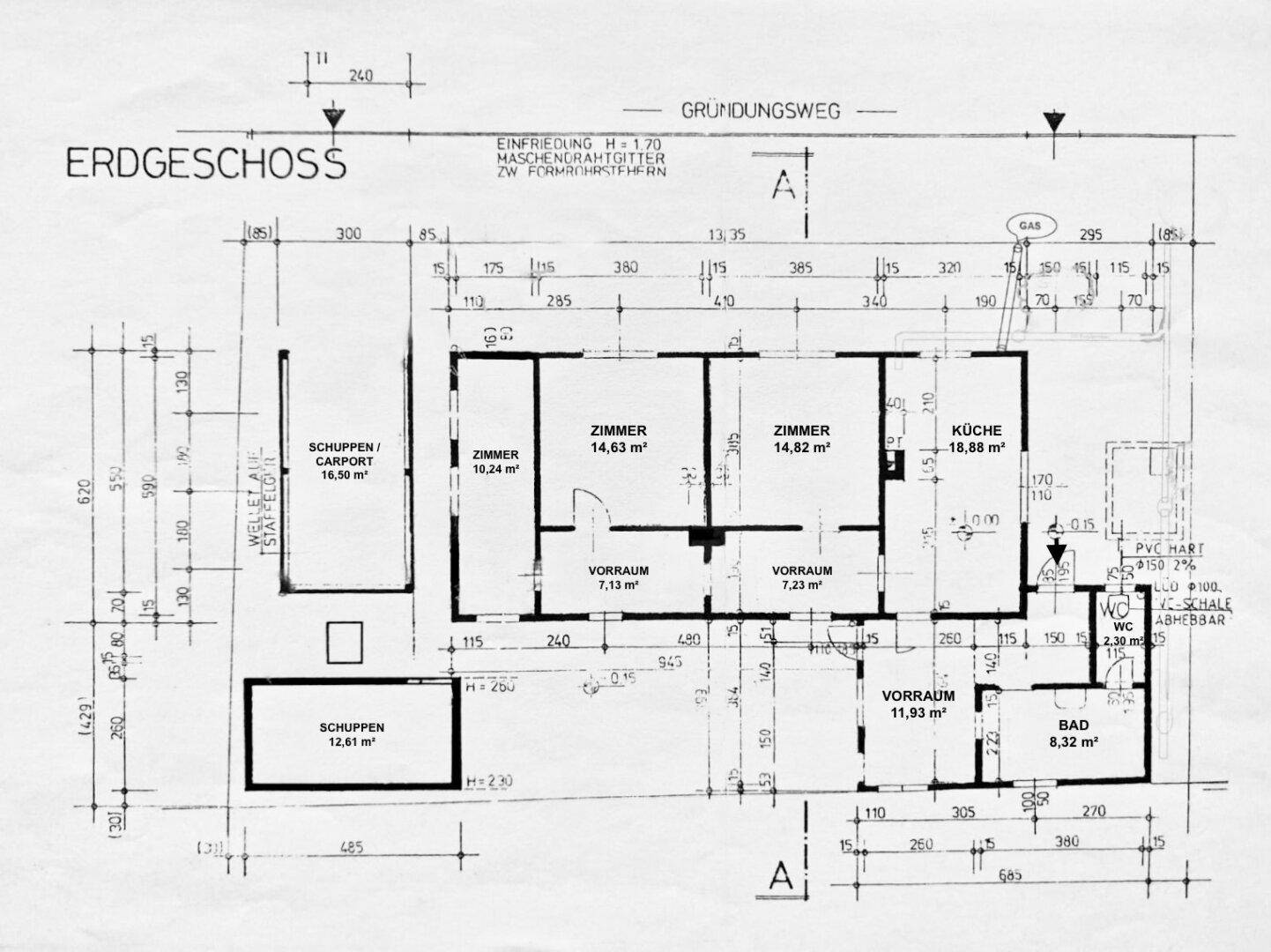 Grundriss des Erdgeschosses mit Zimmern, Küche, Bad und Schuppen.