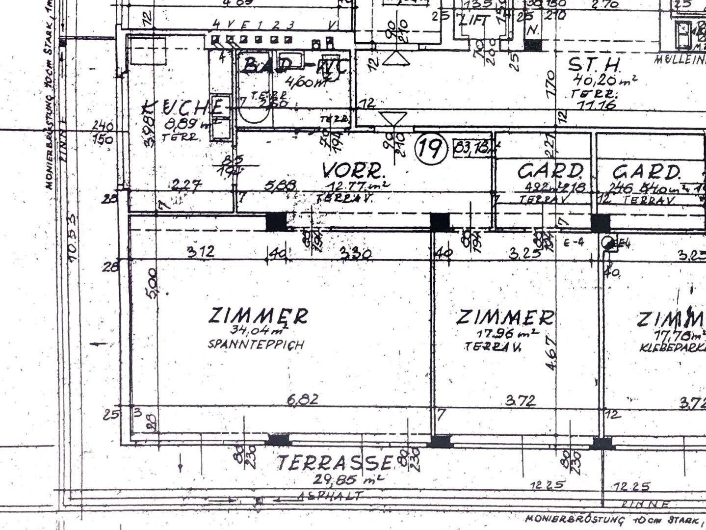 Grundrissplan mit mehreren Zimmern und einer großen Terrasse.