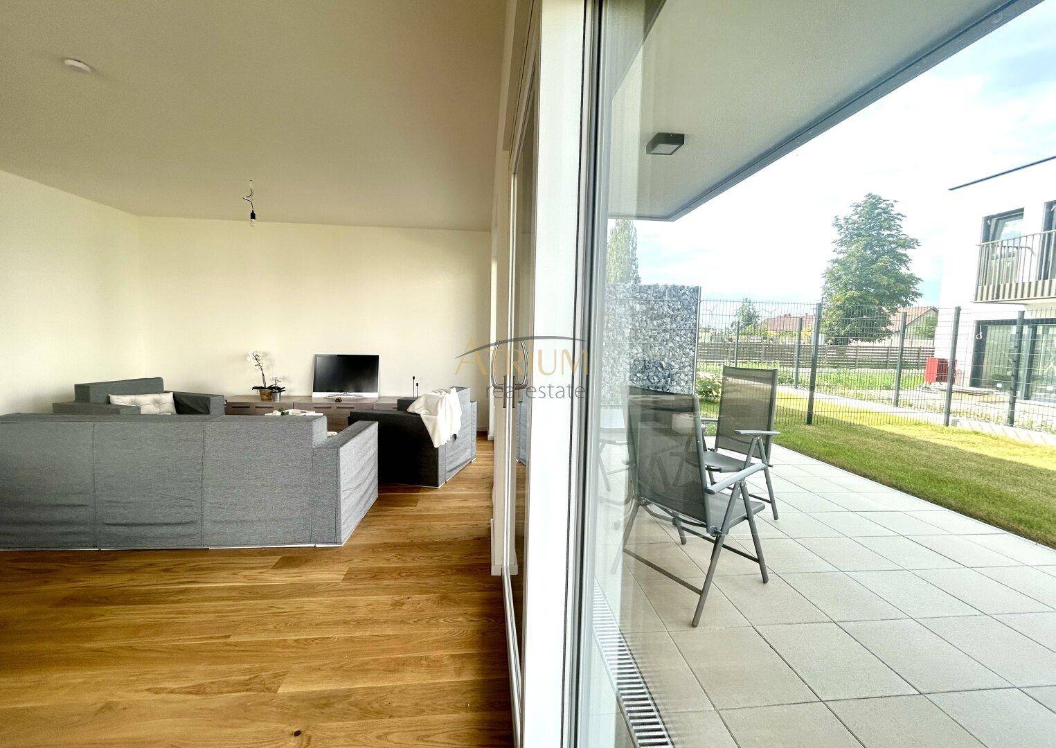 Helles Wohnzimmer mit Zugang zur Terrasse und Blick auf den Gartenbereich.