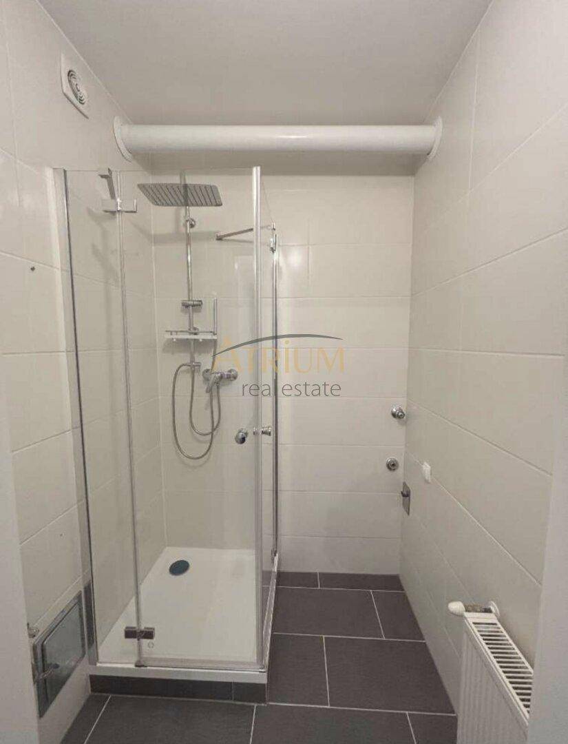 Duschbereich im Badezimmer mit Glasabtrennung und modernen Armaturen.