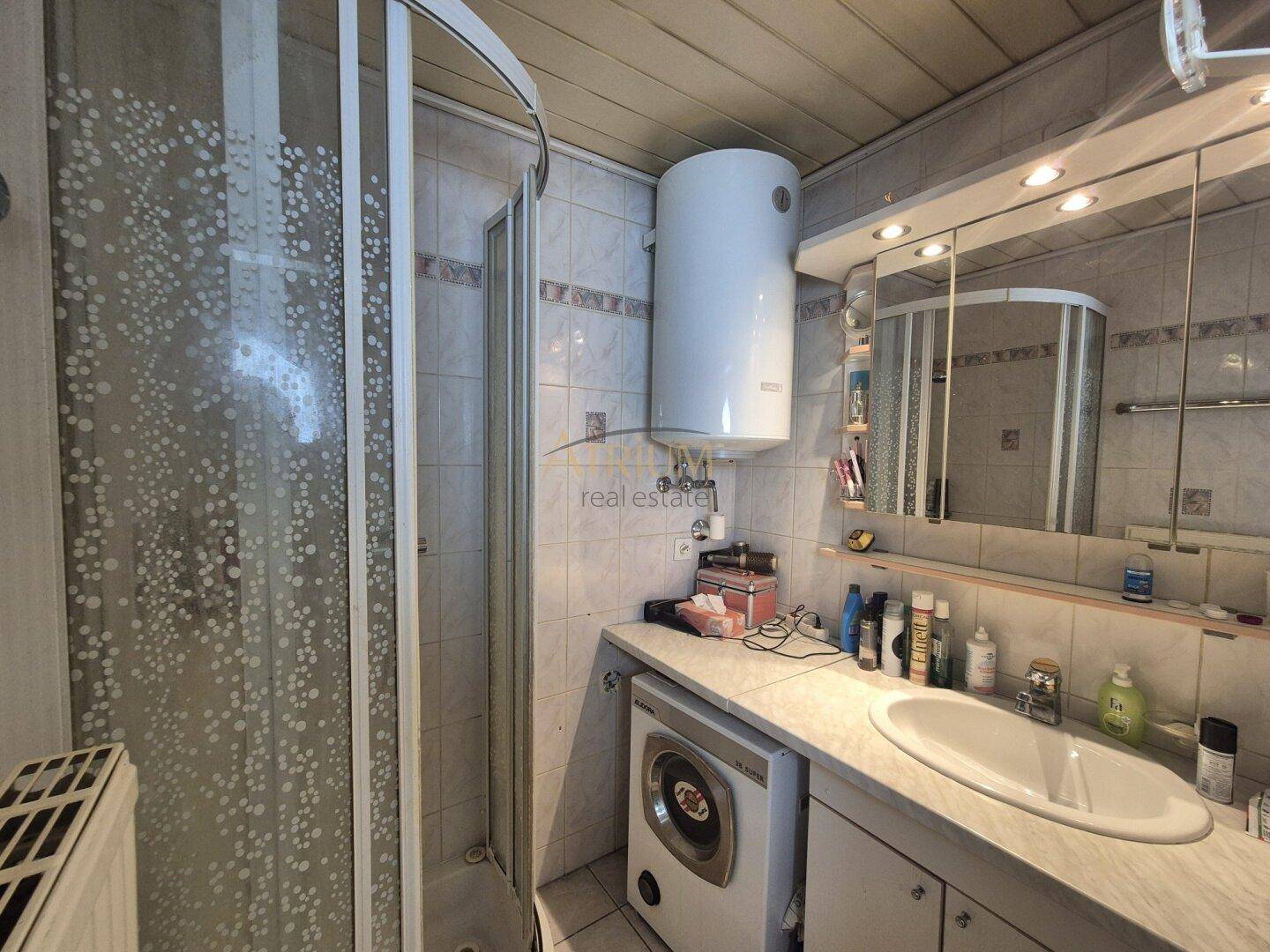 Badezimmer mit Dusche WM