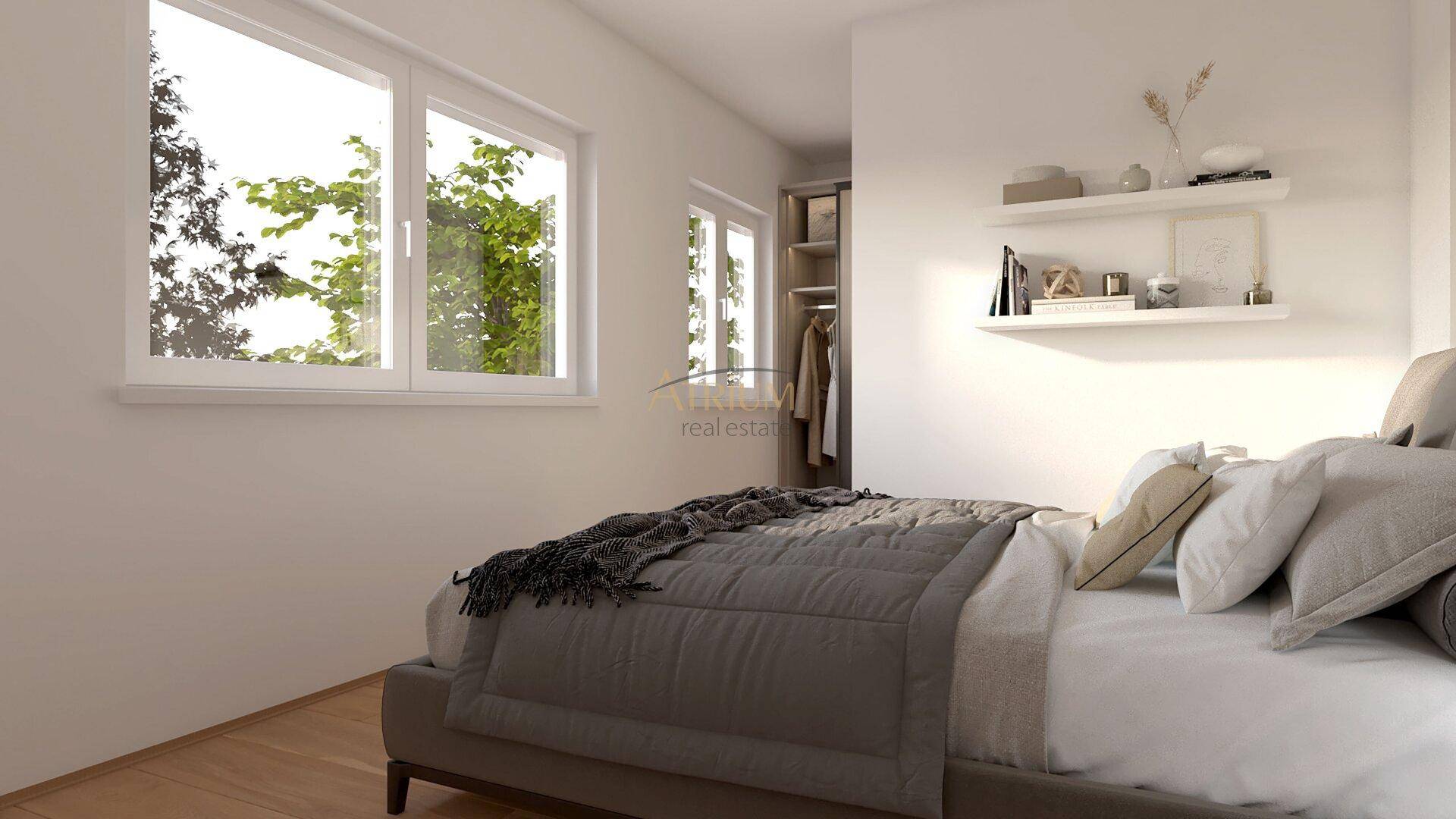 Helles Schlafzimmer mit großem Fenster, Holzboden und minimalistischer Einrichtung.