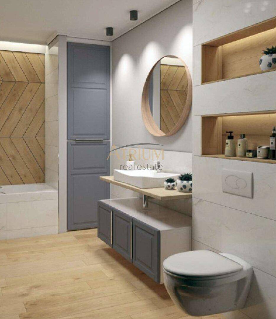 Modernes Badezimmer mit Holzboden, stilvollem Waschbecken und Wand-WC.