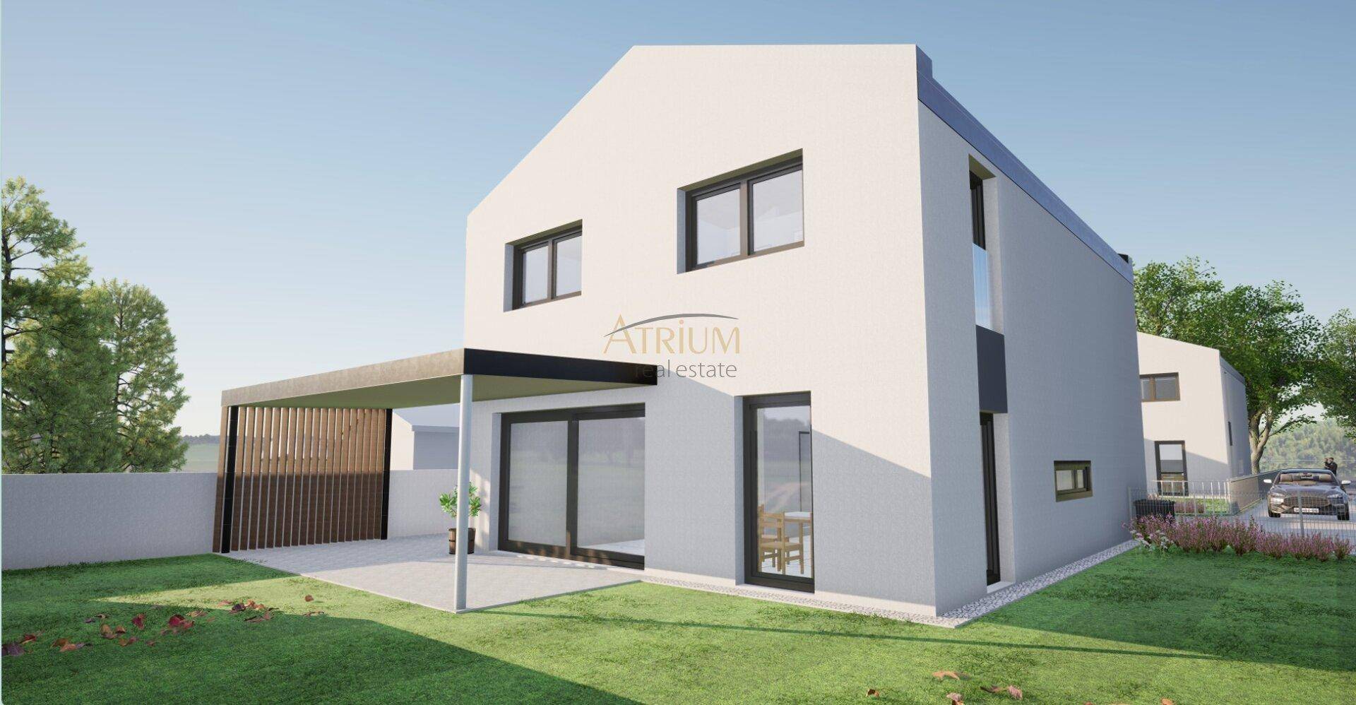 Moderne Hausfassade mit Garten, überdachtem Terrassenbereich und viel Grün.