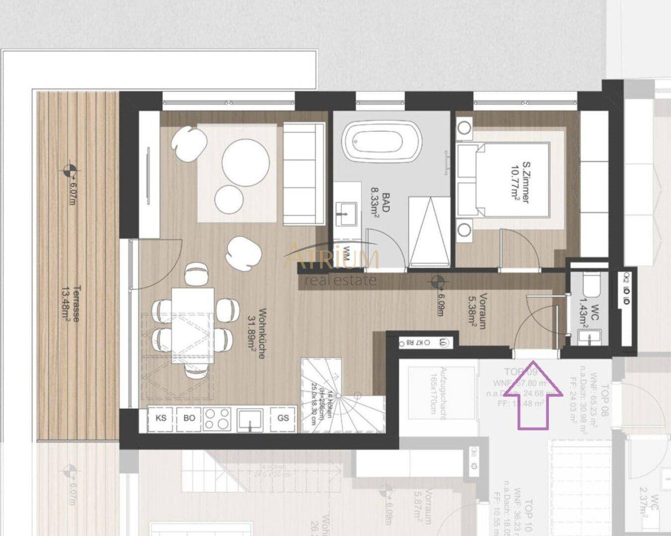 Grundriss der unteren Ebene mit Wohnküche, Terrasse, Bad und Schlafzimmer.