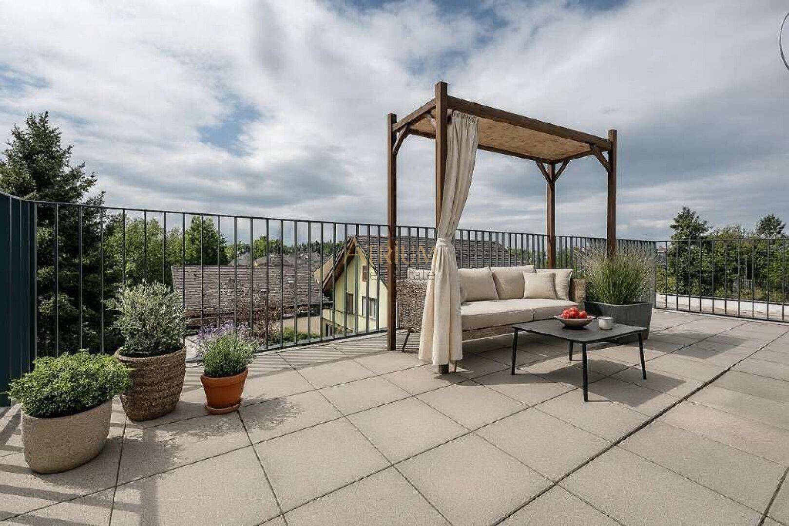 Große Dachterrasse mit Pergola, bequemen Gartenmöbeln und grüner Aussicht.