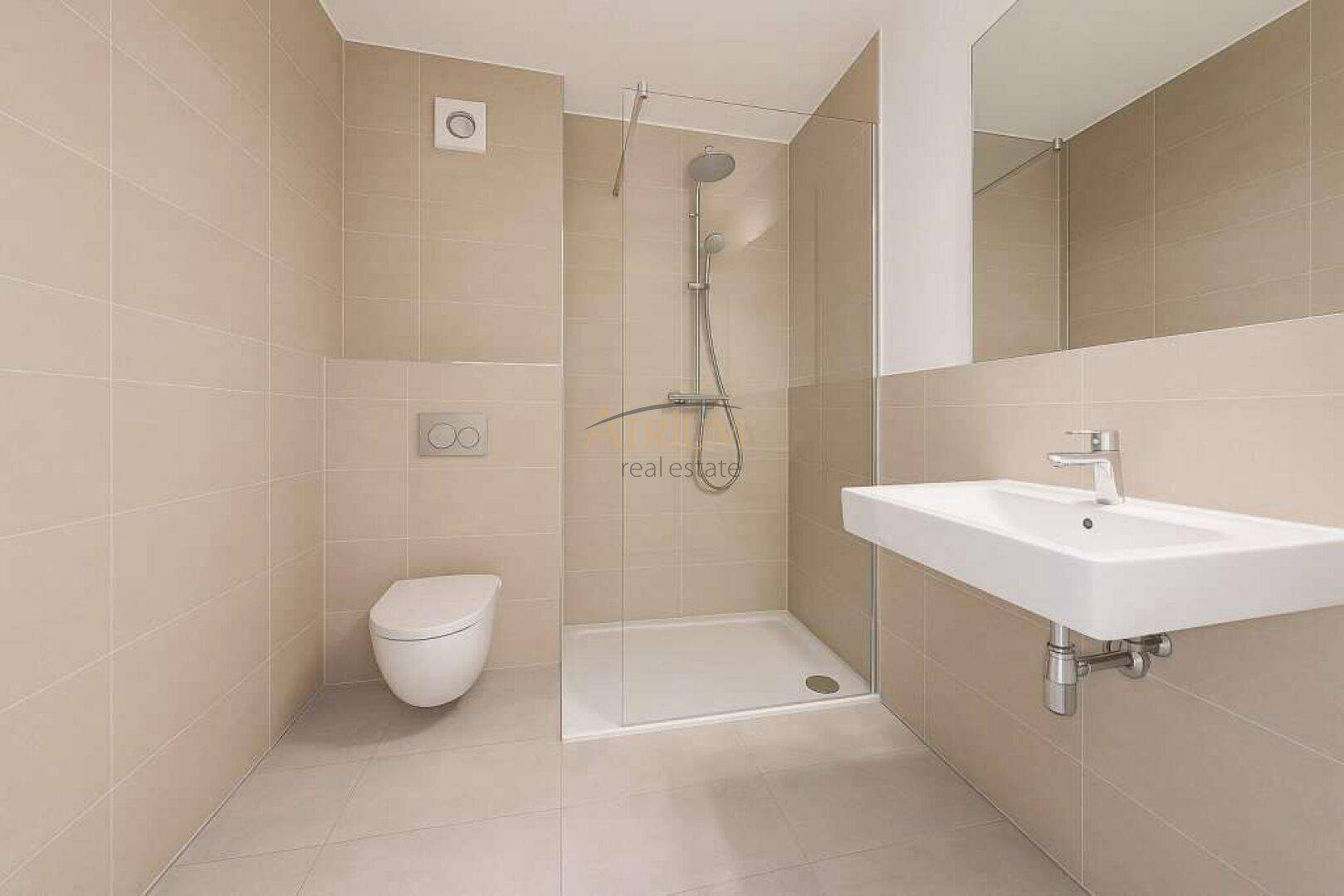 Modernes Badezimmer mit beigefarbenen Fliesen, wandhängendem WC und ebenerdiger Dusche.
